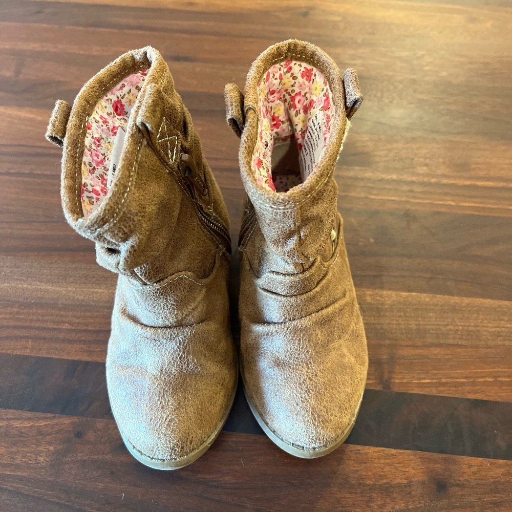 Brown jumping beans toddler boots size 6.